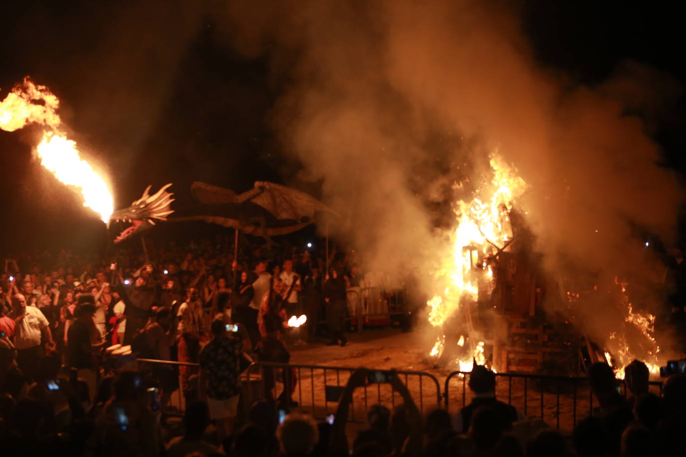 Un dragón que escupe fuego prende la noche de San Juan en Oviedo | El ...