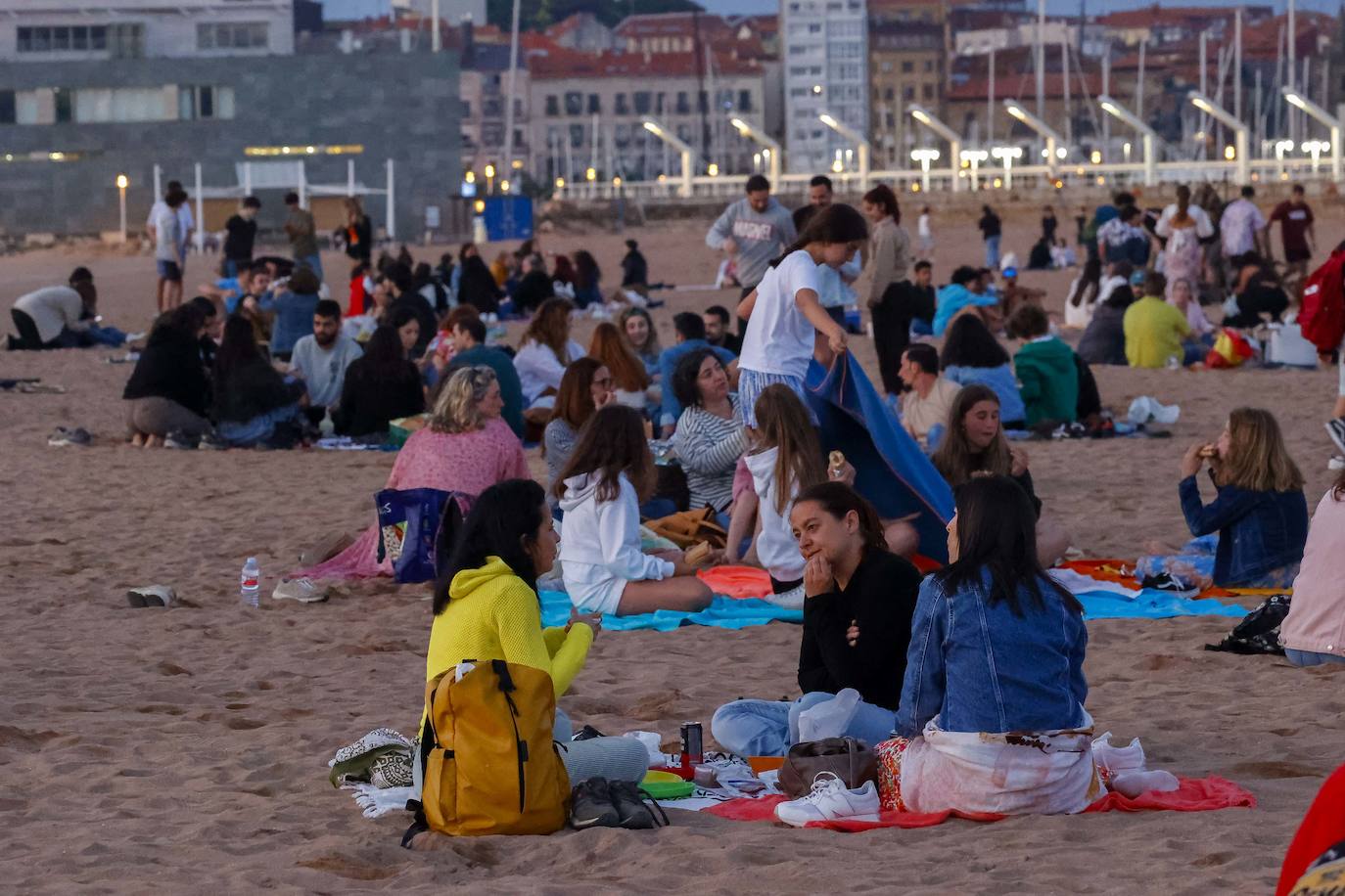 Así ha sido la hoguera de San Xuan en la playa de Poniente de Gijón