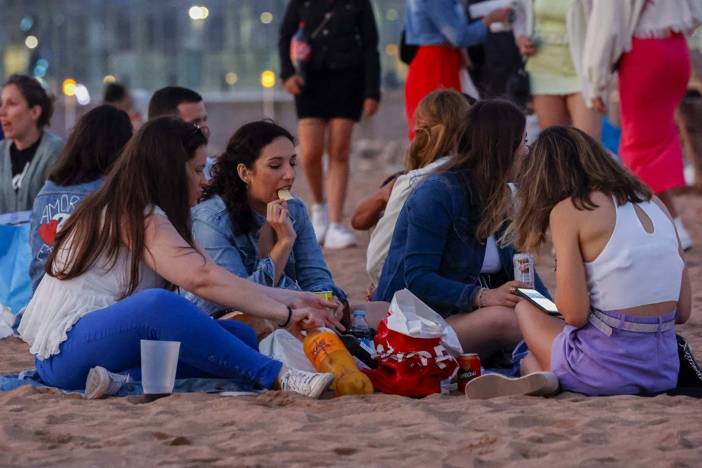 Así ha sido la hoguera de San Xuan en la playa de Poniente de Gijón