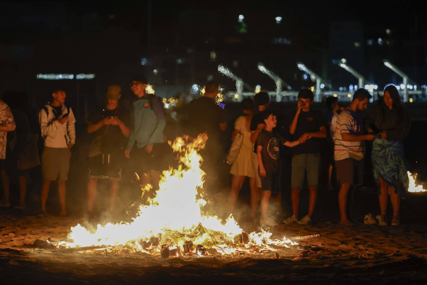 Así ha sido la hoguera de San Xuan en la playa de Poniente de Gijón