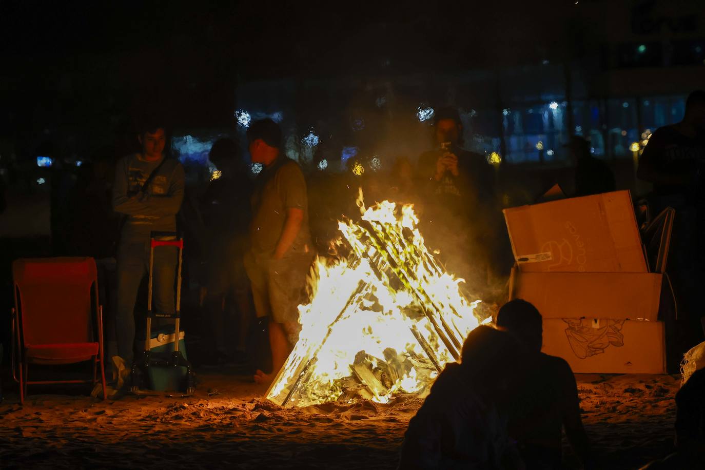 Así ha sido la hoguera de San Xuan en la playa de Poniente de Gijón