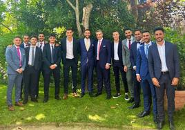 Jugadores y el presidente del Real Oviedo, Martín Peláez, arropan a Borja Bastón el día de su boda.