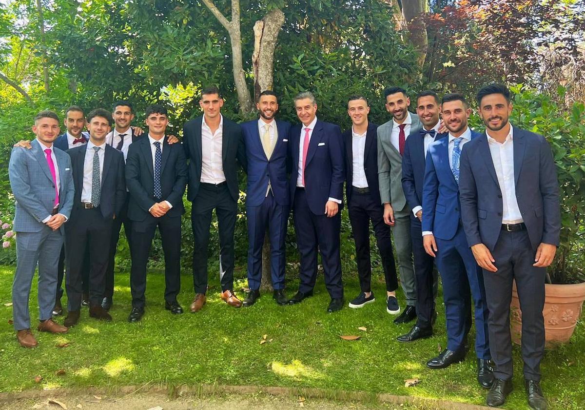 Jugadores y el presidente del Real Oviedo, Martín Peláez, arropan a Borja Bastón el día de su boda.