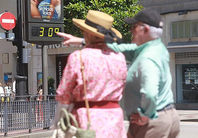 Un termómetro en Oviedo este sábado marca 30 grados.