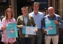 Ángela Pumariega, José Luis Álvarez Almeida, Jorge González-Palacios y Javier Martínez, durante el acto de presentación de 'Gijón sabe a mar' celebrado ayer en el restaurante Abarike.