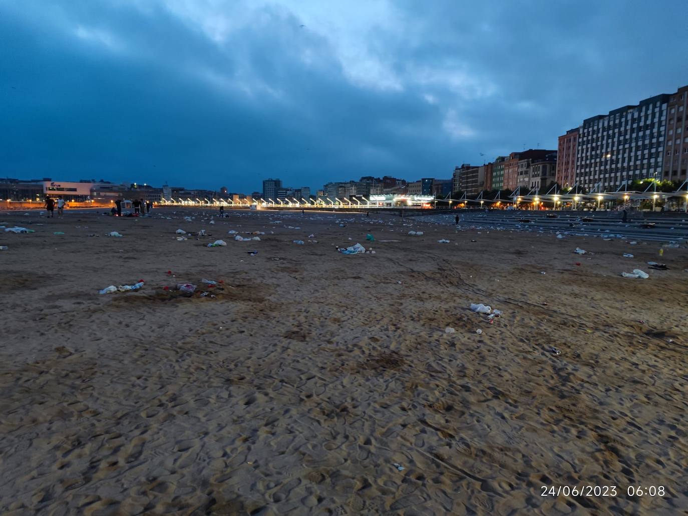 Diez toneladas de basura tras la hoguera de San Xuan en Poniente