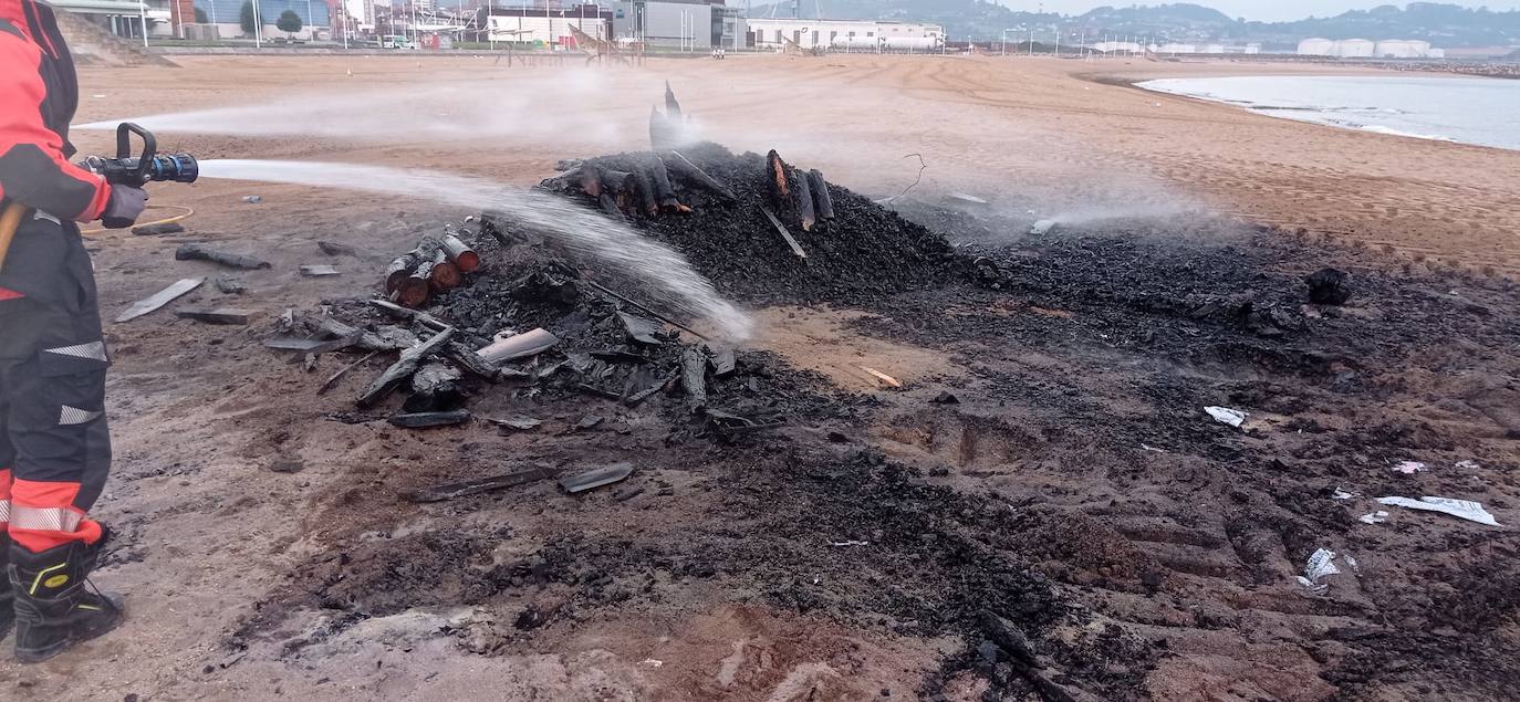 Diez toneladas de basura tras la hoguera de San Xuan en Poniente