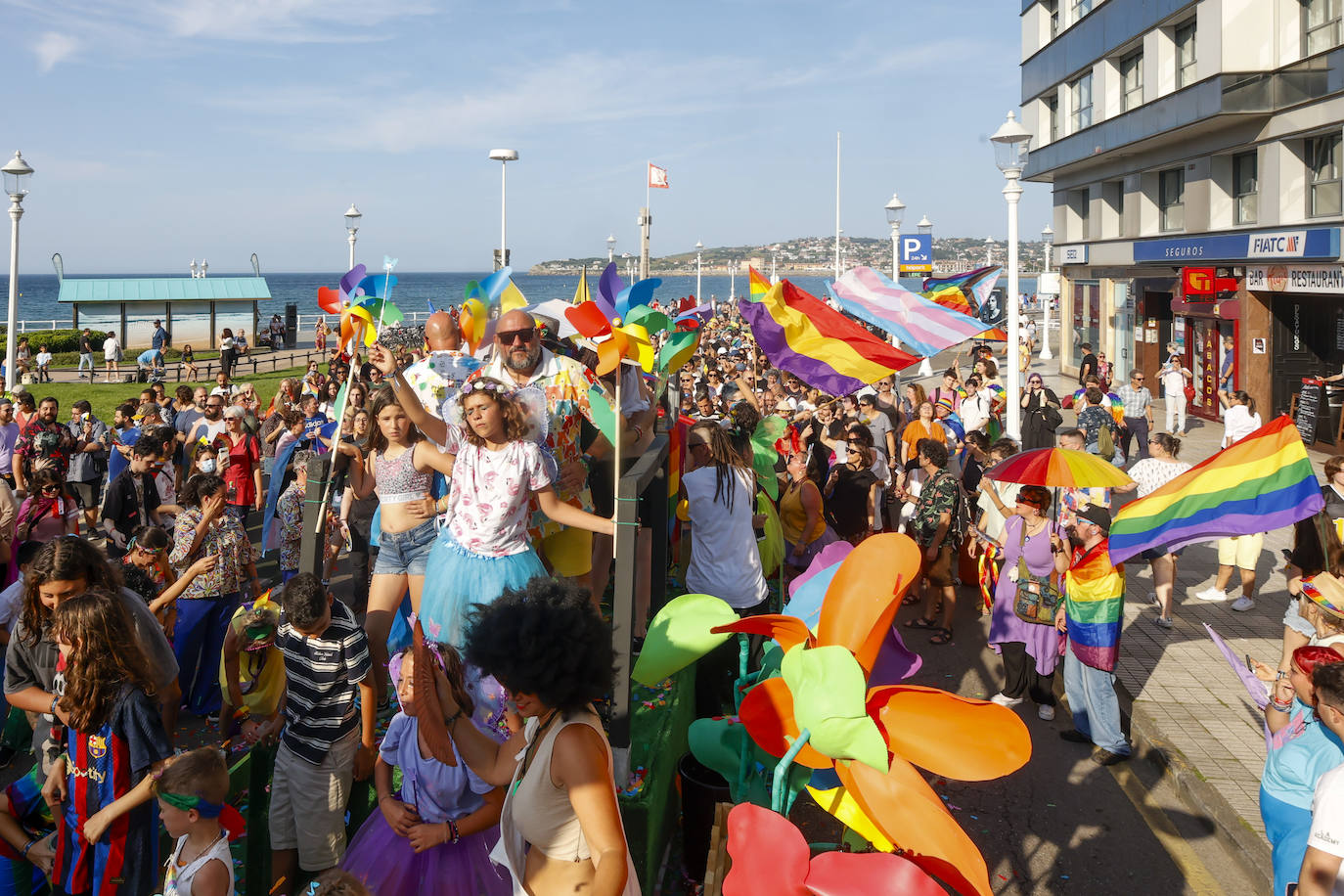 Así ha sido la multitudinaria manifestación del Orgullín en Gijón