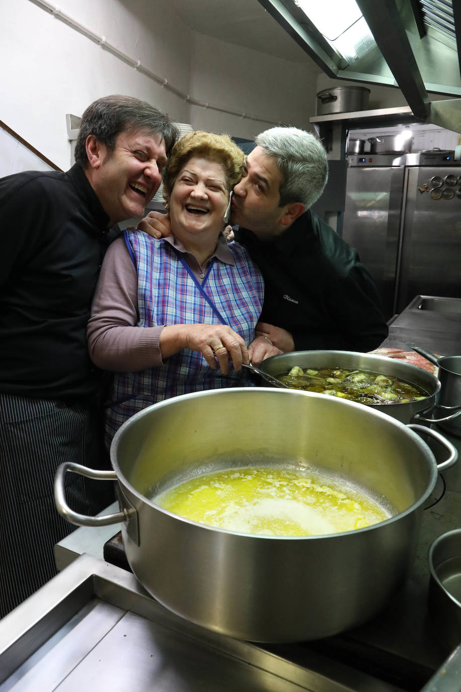 Pepe y Quque Ron y Engracia Linde Blanco (Cangas del Narcea)