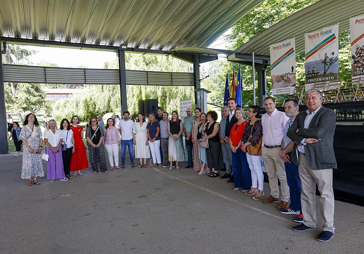 Representantes institucionales y personal de Proyecto Hombre durante la fiesta anual celebrada en la Quinta de San Eutiquio.