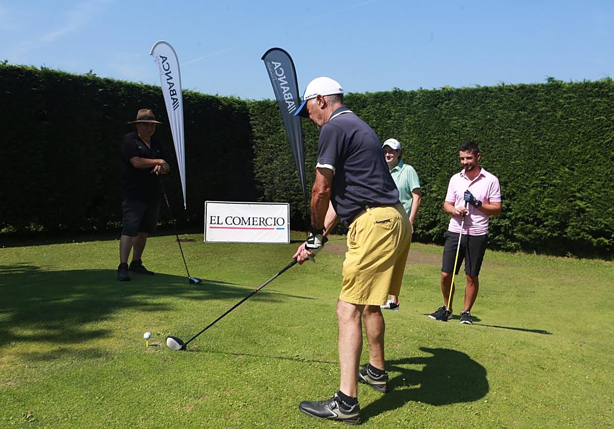 Uno de los golfistas inicia su recorrido en La Morgal.