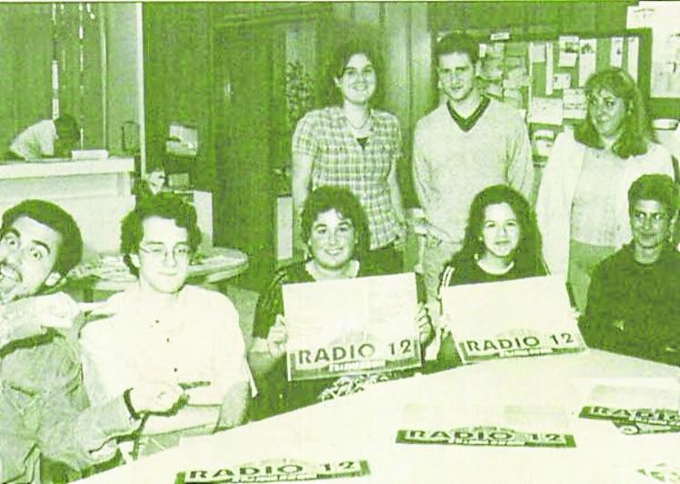 Los jóvenes de Radio 12, en el Ateneo de La Calzada.