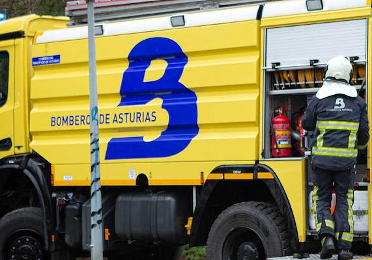 Un incendio en Salas calcina un garaje y un hórreo