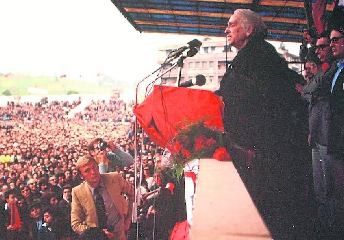 El 24 de mayo de 1977, Dolores Ibarruri 'La Pasionaria' daba un histórico mitin en el Suárez Puerta, que atrajo a miles de personas de todo el país.
