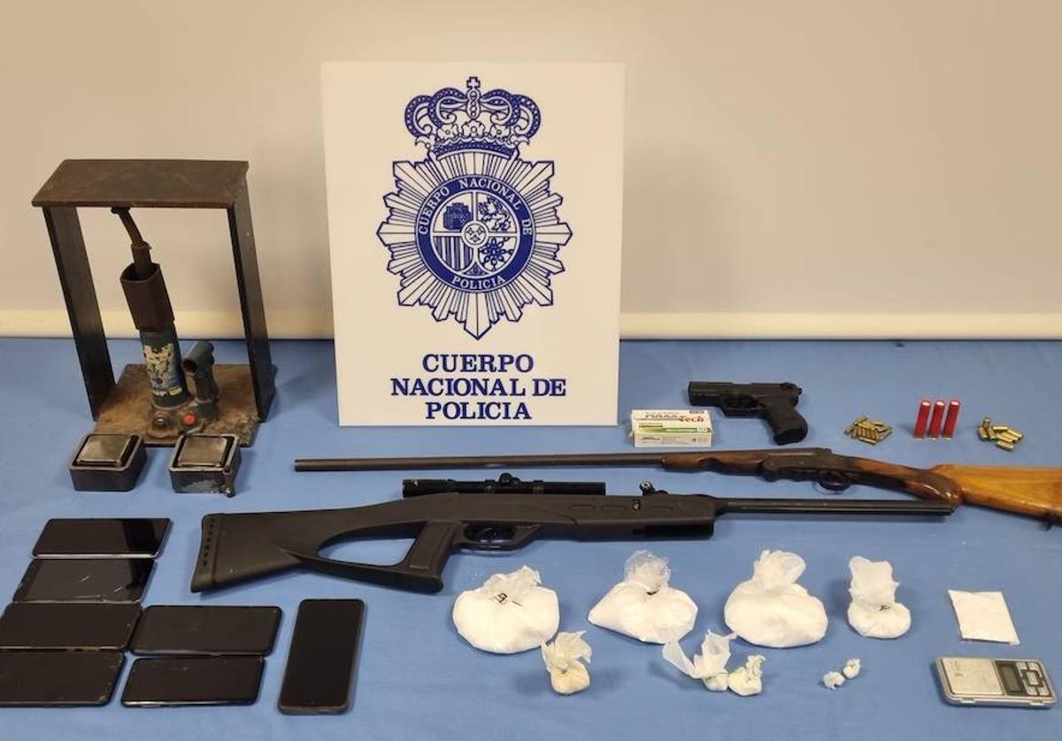 Material incautado por la Policía.