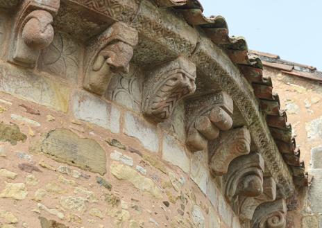 Imagen secundaria 1 - Aramil. Iglesia de San Esteban de los Caballeros, y dos detalles de la ornamentación de una de las joyas del románico rural asturiano.