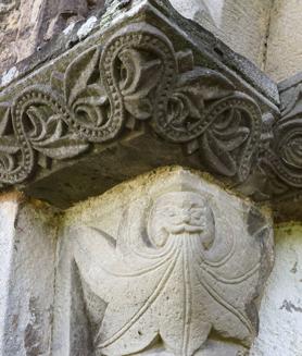 Imagen secundaria 2 - Aramil. Iglesia de San Esteban de los Caballeros, y dos detalles de la ornamentación de una de las joyas del románico rural asturiano.