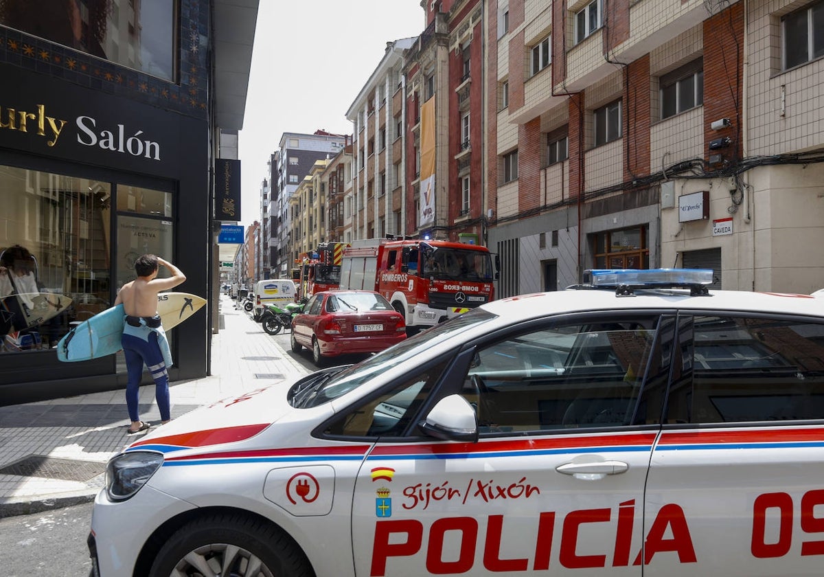 Bomberos y Policía Local en la calle Caveda.