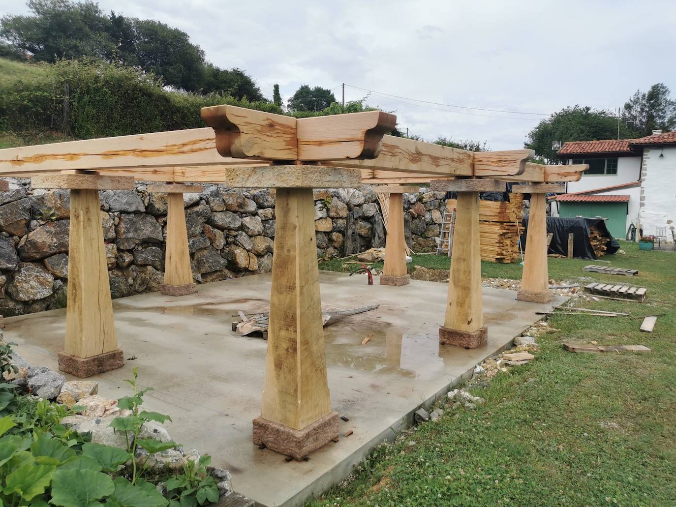 Proceso de construcción de la panera, con ocho pegollos en roble.