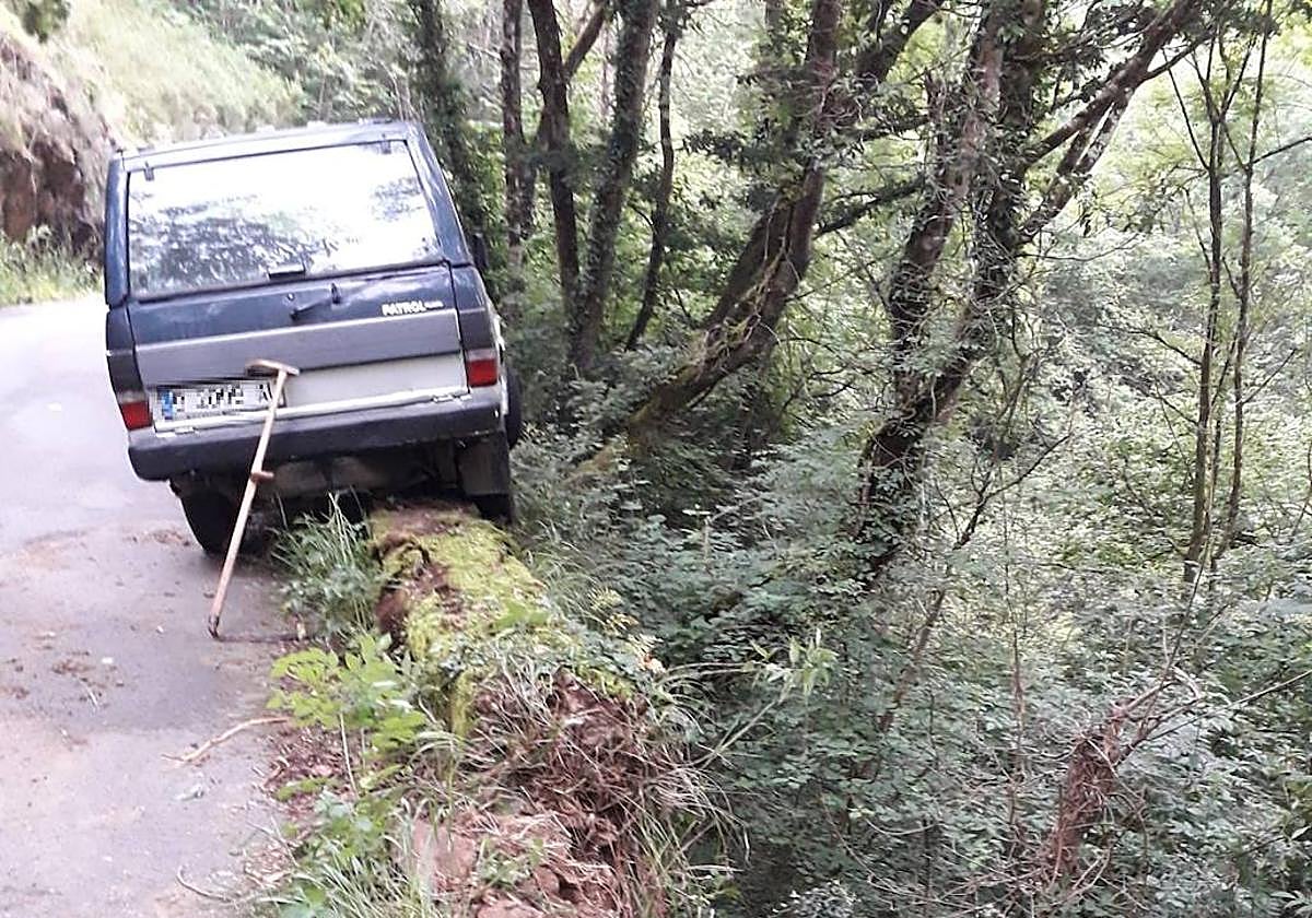 Herido tras chocar su vehículo contra un muro y caer por un terraplén de diez metros en Grado