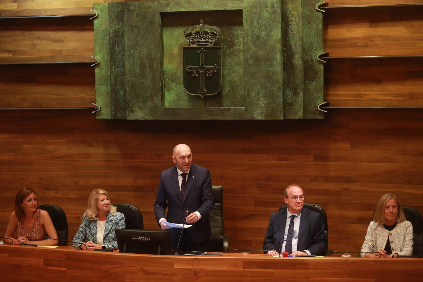 De izquierda a derecha, Delia Campomanes, secretaria; Celia Fernández, vicepresidenta primera; Juan Cofiño, presidente; José Agustín Cuervas-Mons, vicepresidente segundo, y Pilar Fernández-Pardo, secretaria.