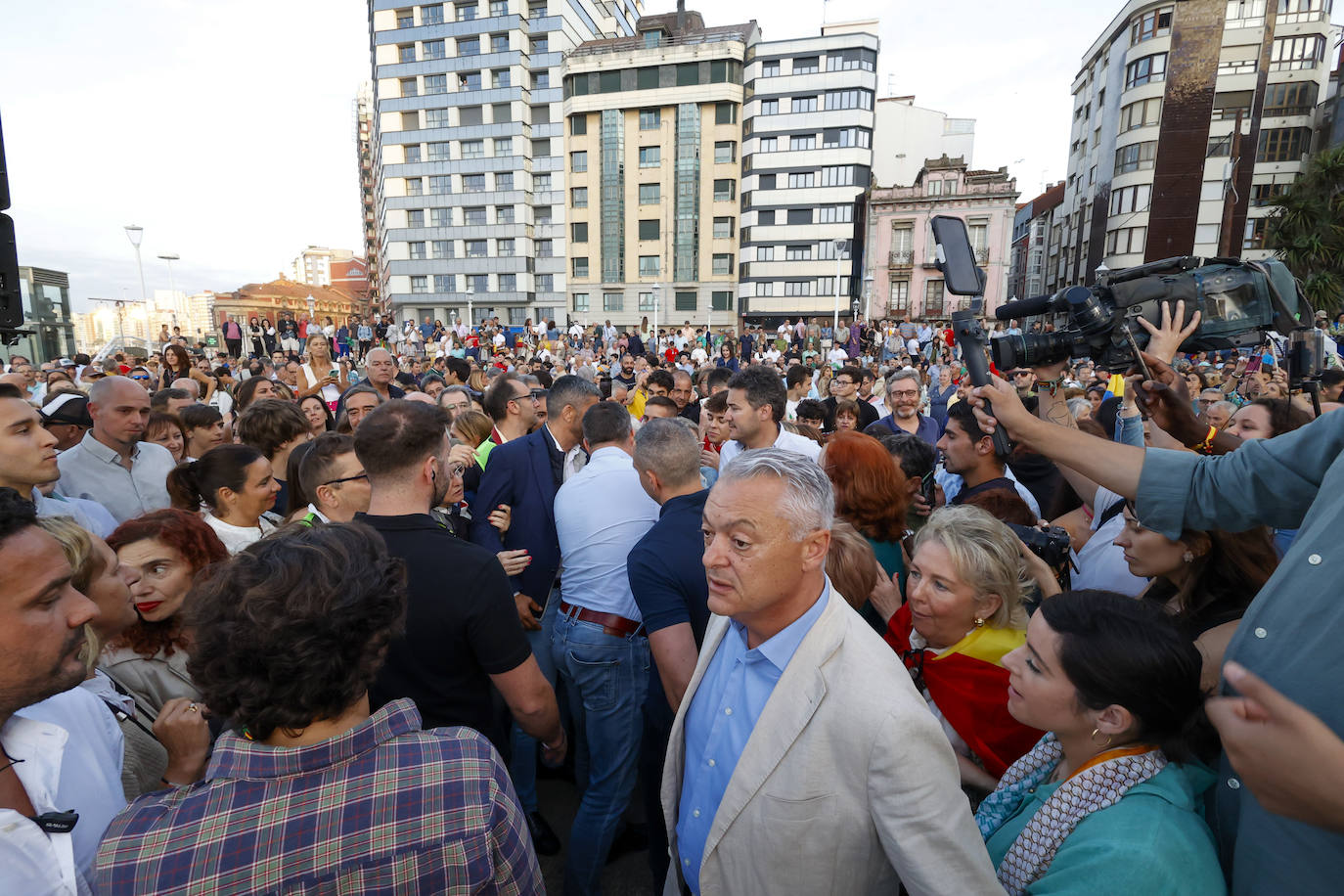Así ha sido el acto de Santiago Abascal en Gijón