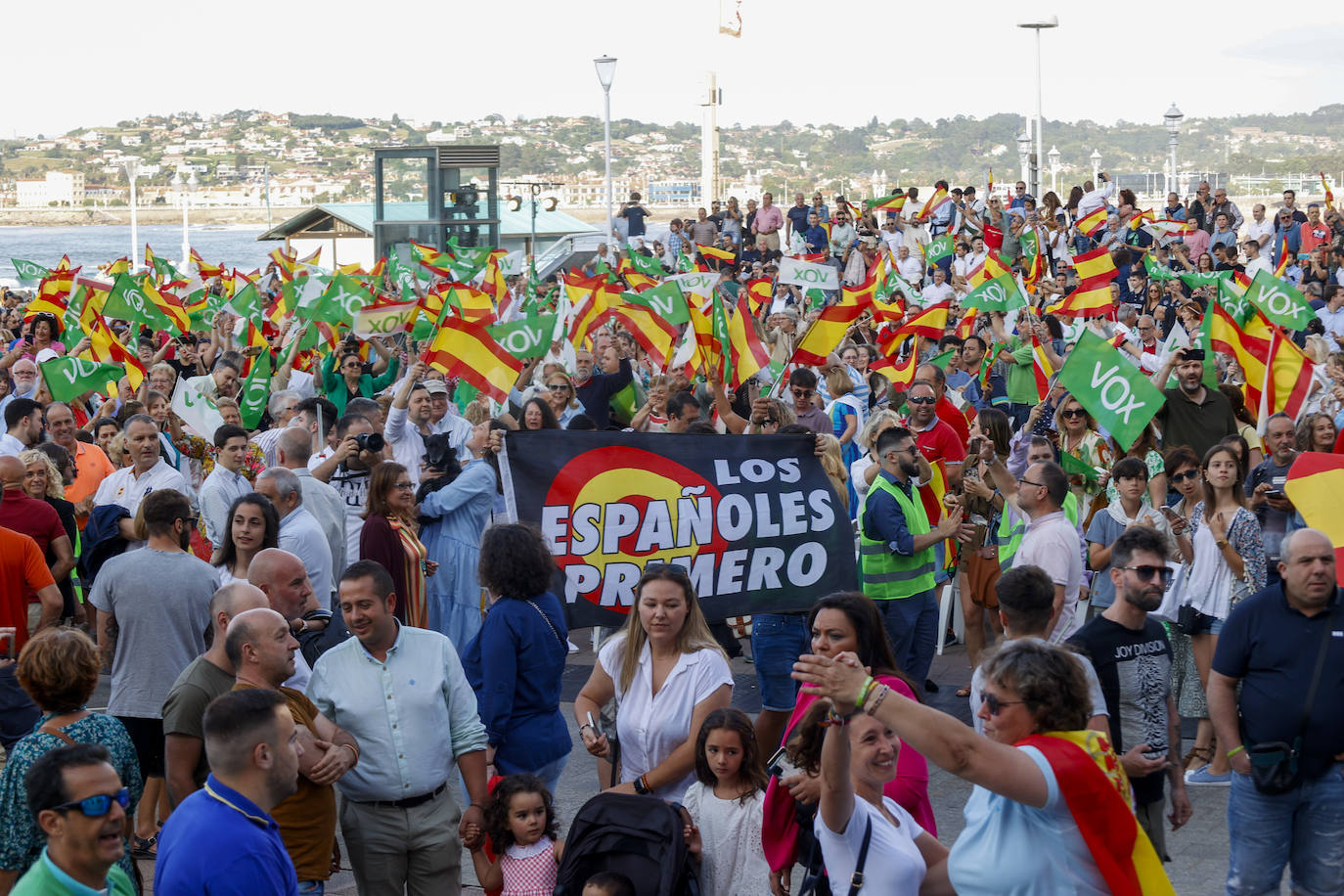 Así ha sido el acto de Santiago Abascal en Gijón