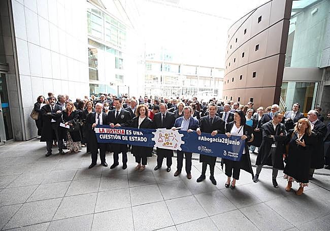 Concentración de los abogados en los juzgados de Oviedo.