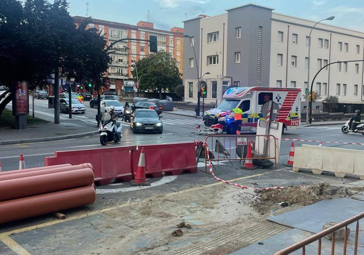 Herida la conductora de un turismo en el choque con una ambulancia en Gijón