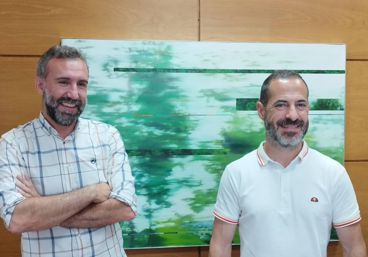 Alberto Pajares, concejal de Hacienda y portavoz municipal, junto con el alcalde de Siero, Ángel García.