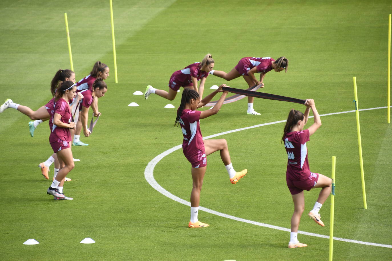 La selección femenina de fútbol calienta motores en el Suárez Puerta