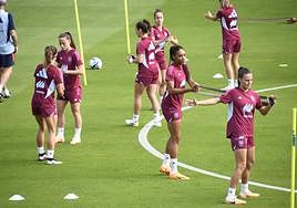 La selección femenina de fútbol calienta motores en el Suárez Puerta