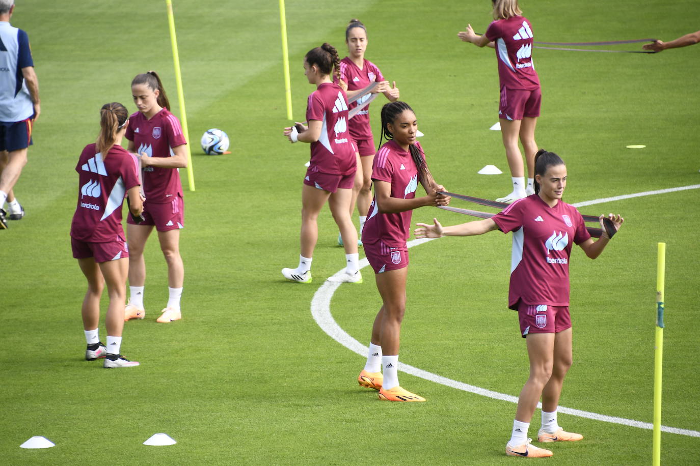 La selección femenina de fútbol calienta motores en el Suárez Puerta