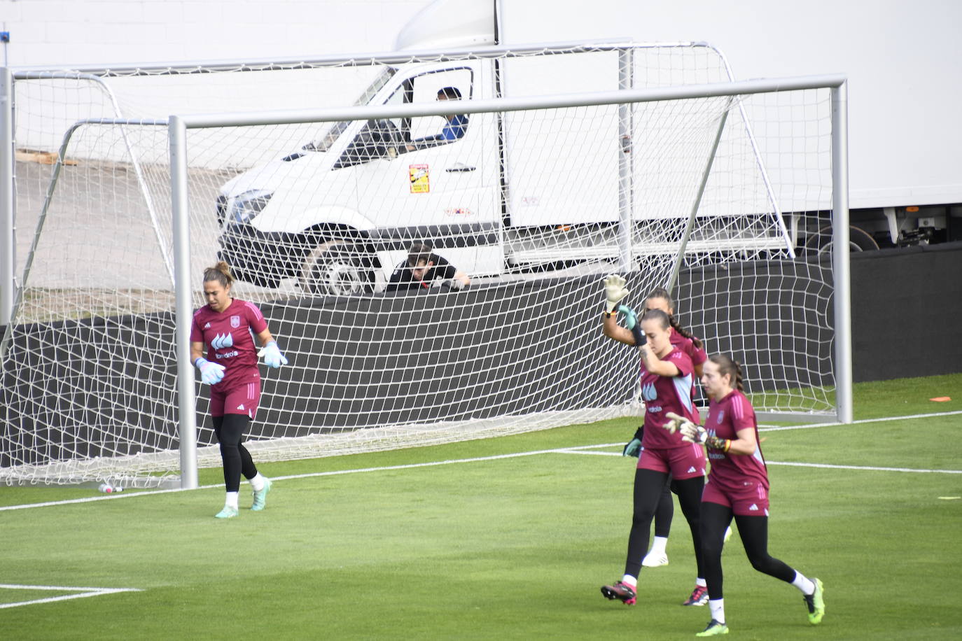 La selección femenina de fútbol calienta motores en el Suárez Puerta