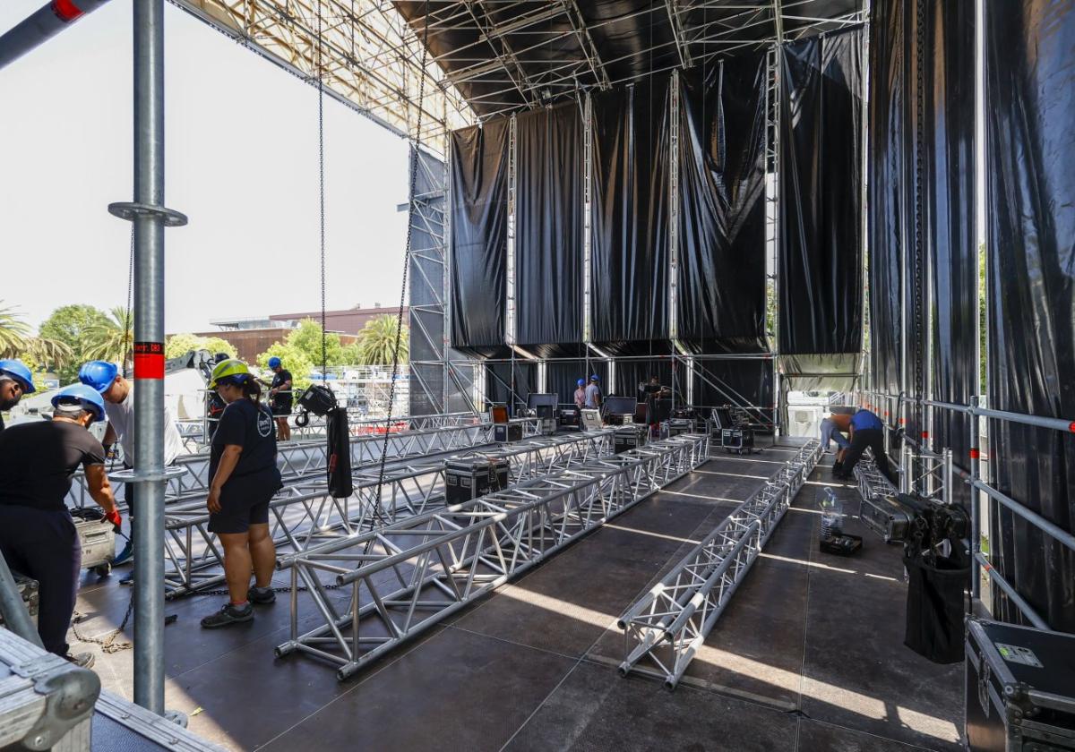 Trabajos de montaje en el escenario principal de la cita.