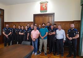 Agentes auxiliares de la Policía Local junto a Miguel Gómez, Juan Carlos Armas, Enrique Riestra, Tomás Antuña y Cristian Peón.
