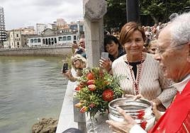 La alcaldesa de Gijón, Carmen Moriyón, durante la bendición de las aguas.