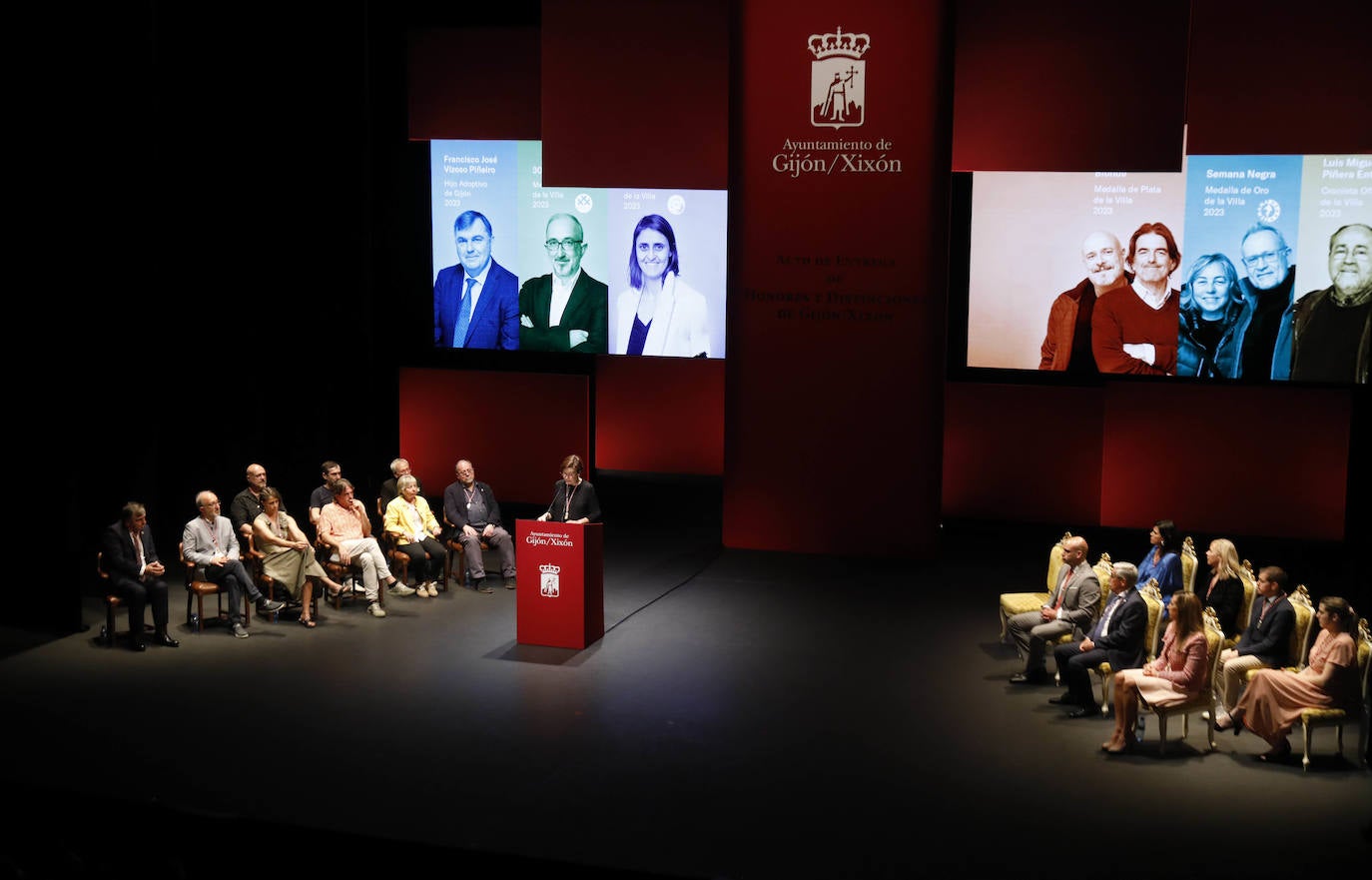 Honores y distinciones en Gijón: la entrega de las Medallas de la ciudad, en imágenes