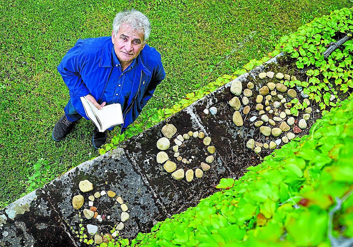 Bernardo Atxaga, en el jardín de su casa de Zalduondo.