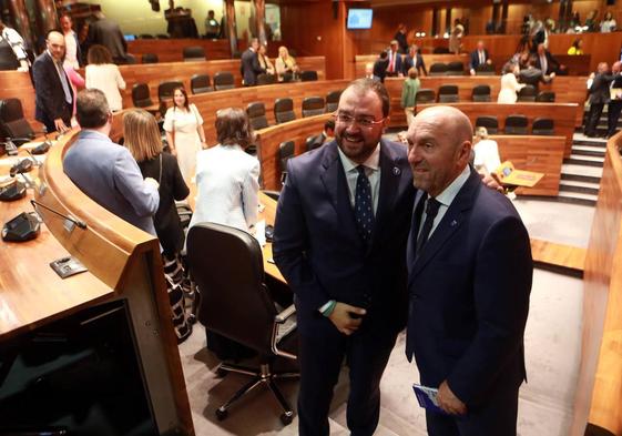 Adrián Barbón y Juan Cofiño en el pleno de constitución de la Junta General del Principado en su XII legislatura.