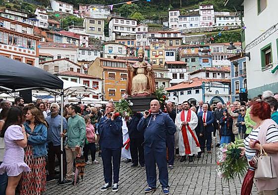 Los marineros portan la imagen de San Pedro hasta la plaza de la Marina de la capital pixueta.