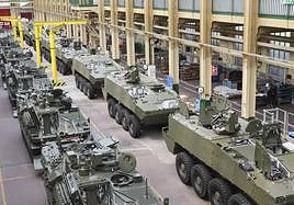 La ministra de Defensa, Margarita Robles, en la Fábrica de Armas de Trubia, junto al presidente en funciones del Principado, Adrián Barbón; el director general de Santa Bárbara Sistemas, Juan Escriña; la secretaria de Estado de Defensa, Amparo Valcarce; y la delegada del Gobierno, Delia Losa .