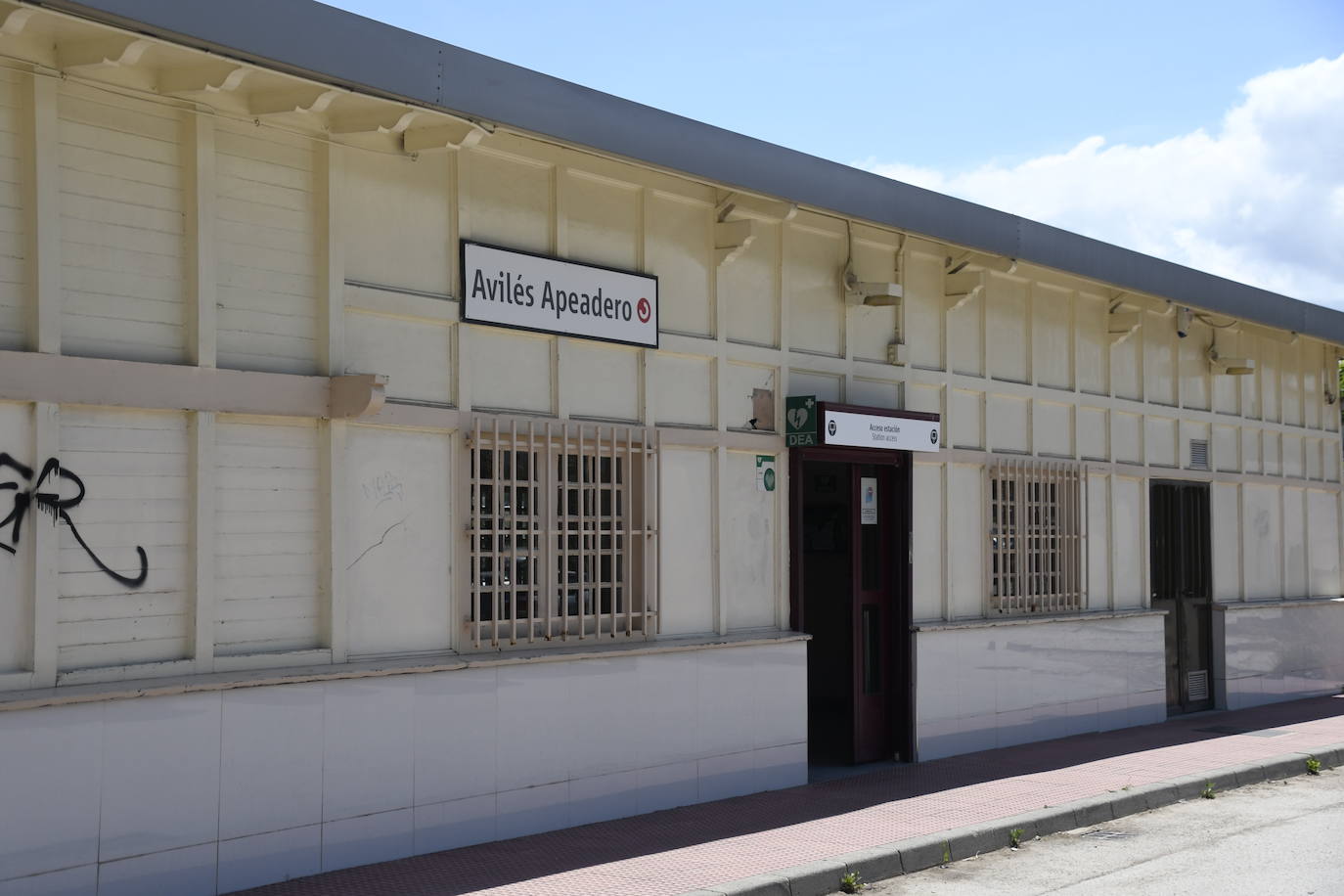 Un tren en marcha hiere en la cabeza a un hombre en Avilés