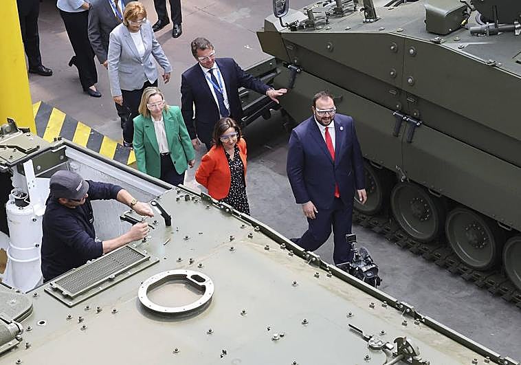 La ministra de Defensa, Margarita Robles, en la Fábrica de Armas de Trubia, junto al presidente en funciones del Principado, Adrián Barbón; el director general de Santa Bárbara Sistemas, Juan Escriña; la secretaria de Estado de Defensa, Amparo Valcarce; y la delegada del Gobierno, Delia Losa .