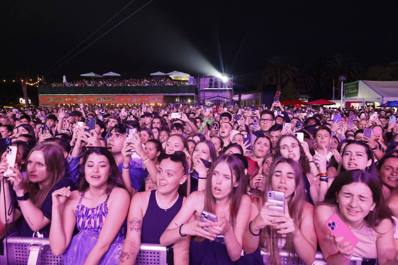 Lola Índigo enciende la primera noche de Metrópoli