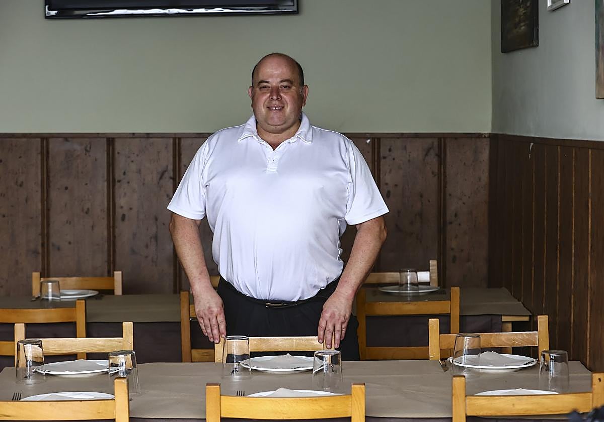 Pedro Hevia, en la sala del restaurante.