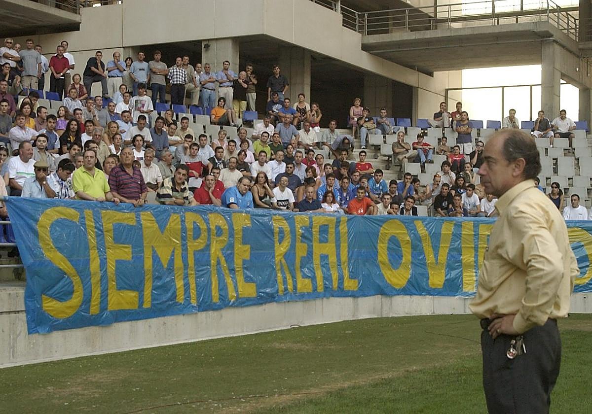 Imagen de agosto de 2003, Manuel Lafuente dando explicaciones a los aficionados tres días después de que se produjera el descenso a Tercera del Oviedo por impagos.