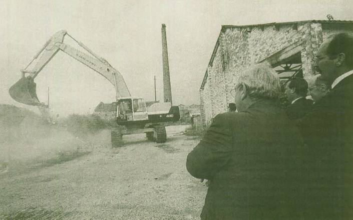 Areces, Marqués y Tielve presencian la demolición.