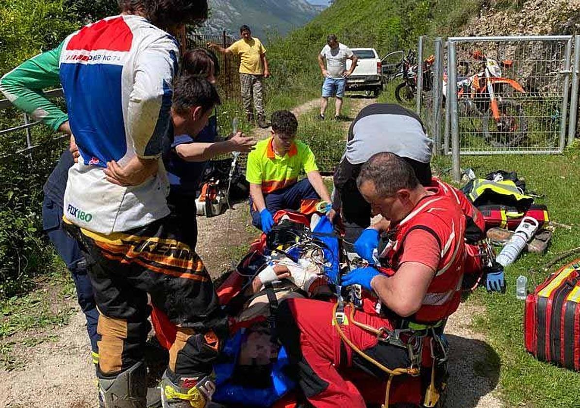 Los sanitarios atienden al herido en el lugar del accidente.