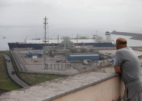 Imagen secundaria 1 - La regasificadora de Gijón se estrena diez años después